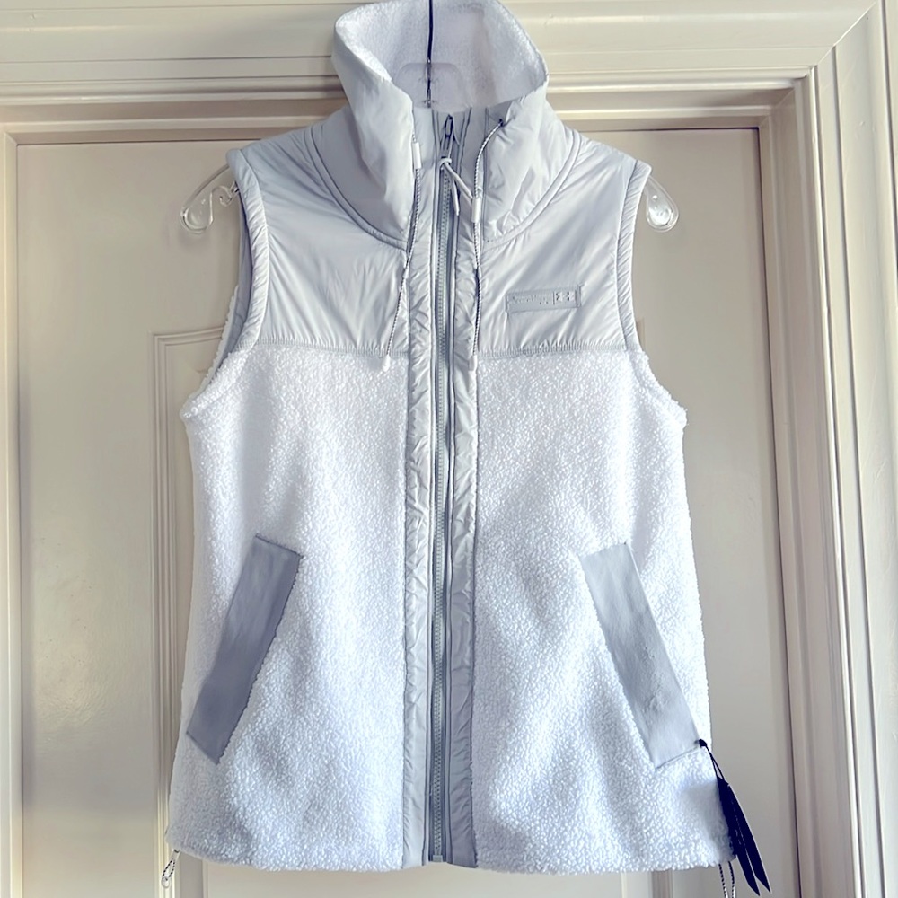 Women’s Under Armour Mission Vest- white & light grey. New with tags!